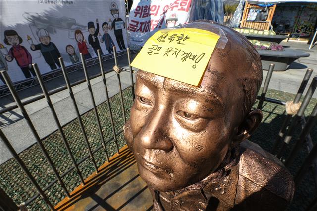 철창에 갇혀 포승줄에 묶인 죄인의 모습을 한 전두환 전 대통령 조형물이 12일 서울 광화문광장에 놓여 있다. 5·18 구속자회 서울지부 등 관련 단체들은 12·12 군사 쿠데타가 일어난 지 40년이 된 이날 ‘광주학살 주범 전두환 구속 촉구 기자회견’을 열었다.  뉴스1