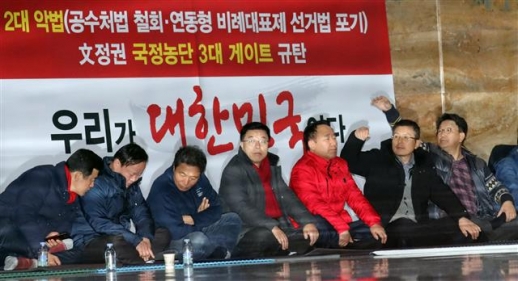 한국당, 국회 본회의장앞 농성중