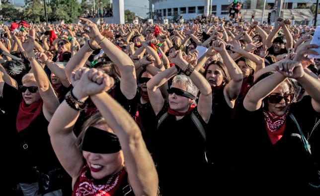 지난 4일(현지시간) 칠레 수도 산티아고 국립경기장에서 성폭력 추방 시위 도중 많은 여성들이 ‘강간범은 바로 당신’ 노래에 맞춰 율동을 따라 하고 있다. AFP 자료사진
