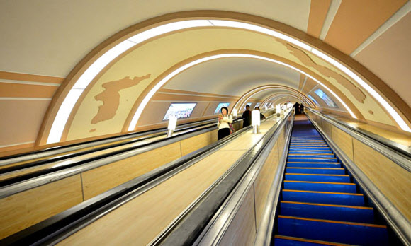 북한 선전매체 ‘내나라’는 13일 평양 지하철의 내외부를 일신했다며 근황을 사진으로 소개했다 평양 지하철은 북한이 외국인들에 내세우는 자랑거리 중 하나다. 평양시민의 중요한 교통수단이기도 하다. 그래서 북한은 지하철에 투자를 아끼지 않는 편이다.2019.12.13  연합뉴스