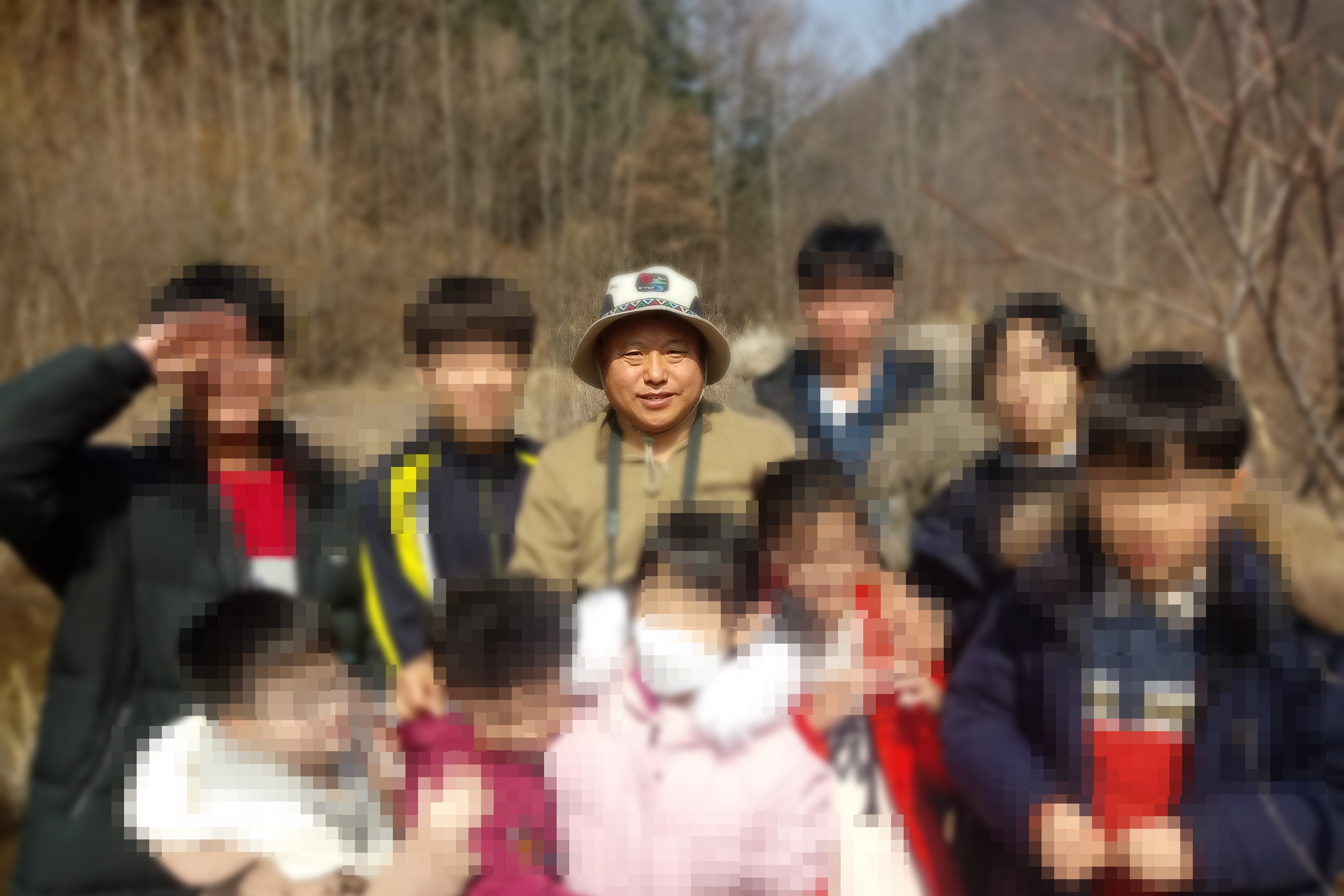 권선학(가운데) 늘푸른나무 대표가 최근 소외된 아이들을 데리고 산을 찾았다가 함께 기념사진을 찍고 있다. 늘푸른나무 제공