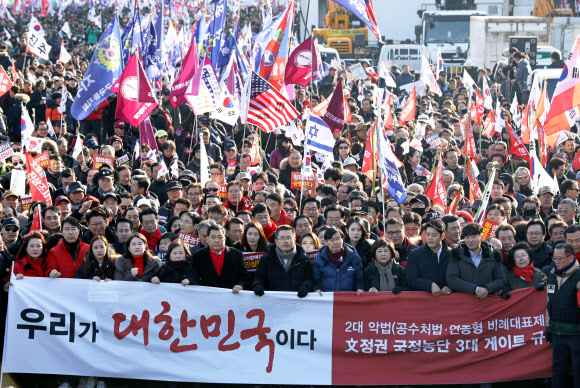 장외투쟁 집회 마치고 행진하는 한국당