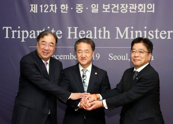 손 맞잡은 한중일