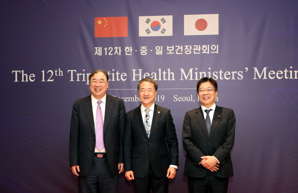 미소짓는 3국 장관들