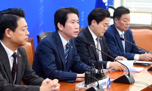 15일 서울 여의도 국회에서 열린 더불어민주당 기자간담회에서 이인영 원내대표가 모두발언을 하고 있다.  2019. 12. 15 정연호 기자 tpgod@seoul.co.kr