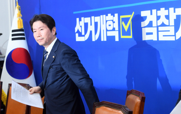 15일 서울 여의도 국회에서 열린 더불어민주당 기자간담회에 이인영 원내대표가 참석하고 있다.  2019. 12. 15 정연호 기자 tpgod@seoul.co.kr