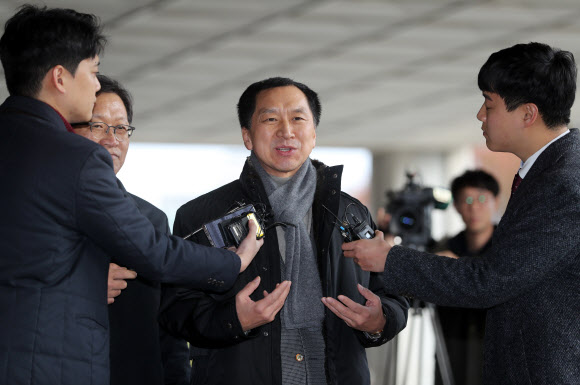 포토라인에 선 김기현 전 울산시장