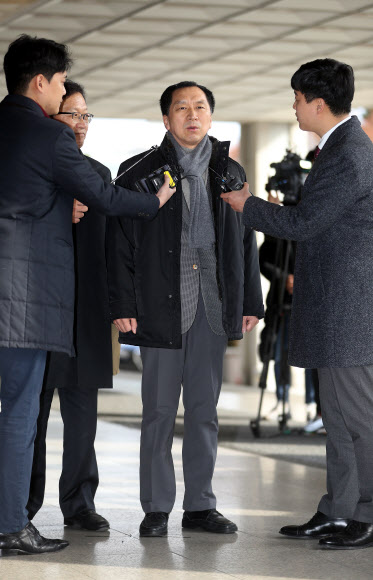 취재진 질문에 답하는 김기현