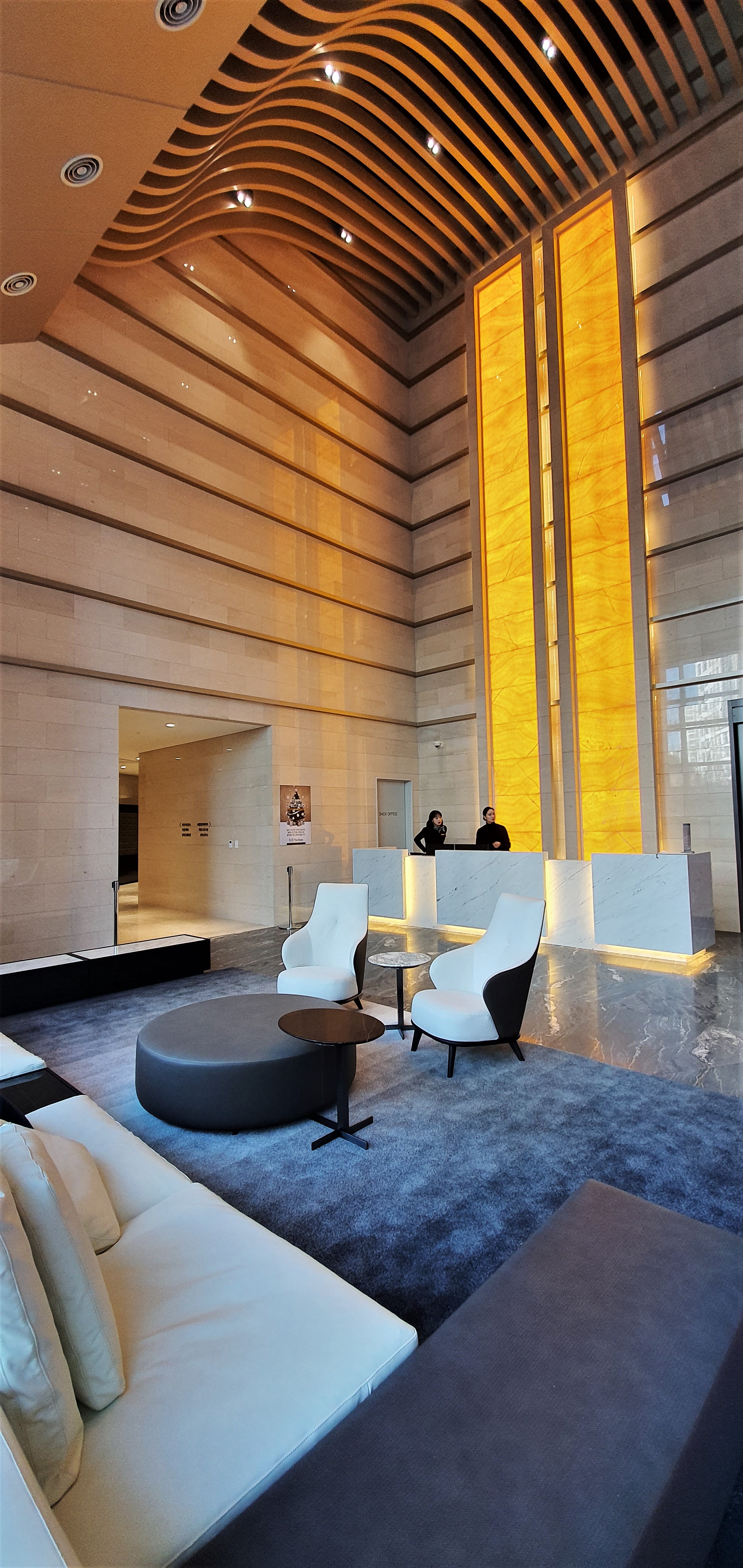 특급호텔을 연상시키는 엘시티 더샵 로비라운지. 2층 이상 높이의 천장으로 개방감을 자랑한다