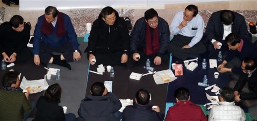 김밥·샌드위치로 본회의장앞에서 아침식사하는 한국당