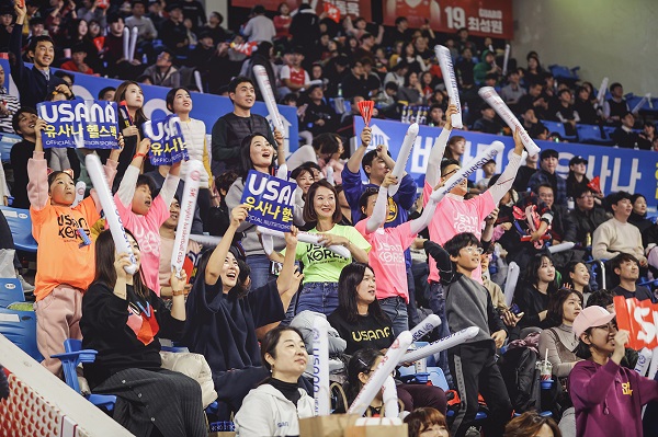 유사나가 ‘서울 SK 나이츠’와 ‘안양 KGC 인삼공사’와의 경기에서 ‘유사나 브랜드데이’ 행사를 개최했다. 경기장을 찾은 농구팬들은 유사나에서 제공한 응원 클래퍼를 펼치며, 열띤 응원을 펼쳤다.  사진제공 = 유사나