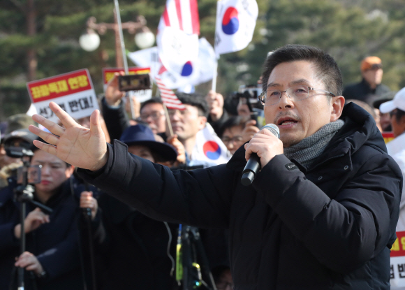 자유한국당 황교안 대표가 16일 오전 서울 여의도 국회 본청 계단 앞에서 열린 ‘공수처법 선거법 날치기 저지 규탄대회’에서 발언하고 있다. 2019.12.16.김명국 선임기자 daunso@seoul.co.kr