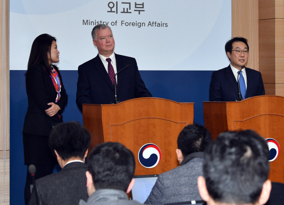 이도훈 외교부 한반도평화교섭본부장과 스티븐 비건 미국 국무부 대북정책특별대표가 16일 오전 서울 종로구 도렴동 외교부 청사 브리핑룸에서 기자회견을 하고 있다. 2019.12.16 박지환기자 popocar@seoul.co.kr