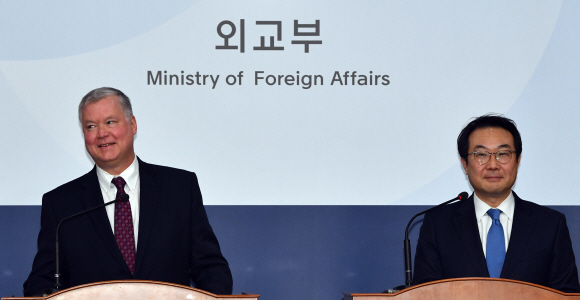 이도훈 외교부 한반도평화교섭본부장과 스티븐 비건 미국 국무부 대북정책특별대표가 16일 오전 서울 종로구 도렴동 외교부 청사 브리핑룸에서 기자회견을 하고 있다. 2019.12.16 박지환기자 popocar@seoul.co.kr