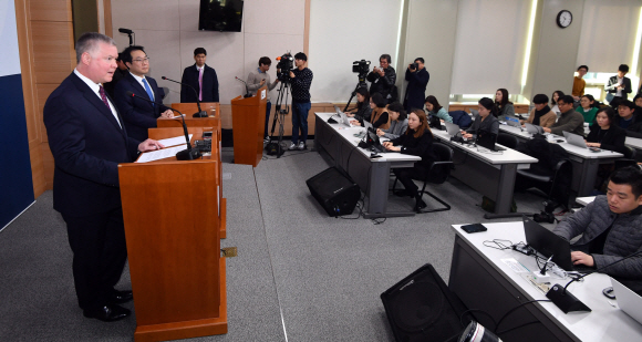 이도훈 외교부 한반도평화교섭본부장과 스티븐 비건 미국 국무부 대북정책특별대표가 16일 오전 서울 종로구 도렴동 외교부 청사 브리핑룸에서 기자회견을 하고 있다. 2019.12.16 박지환기자 popocar@seoul.co.kr