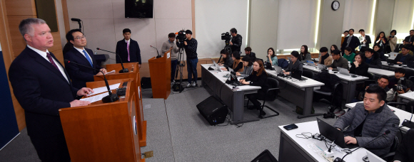 이도훈 외교부 한반도평화교섭본부장과 스티븐 비건 미국 국무부 대북정책특별대표가 16일 오전 서울 종로구 도렴동 외교부 청사 브리핑룸에서 기자회견을 하고 있다. 2019.12.16 박지환기자 popocar@seoul.co.kr