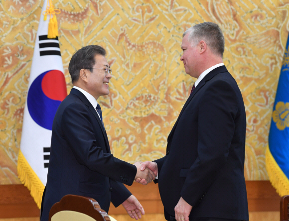 문재인 대통령이 16일 오전 청와대에서 방한한 스티브 비건 미국 국무부 대북특별대표와 악수하고 있다. 2019. 12.16 도준석 기자pado@seoul.co.kr