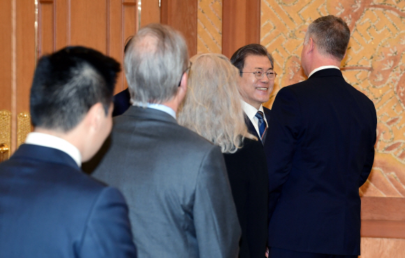 문재인 대통령이 16일 오전 청와대에서 방한 중인 스티븐 비건 미 국무부 대북정책 특별대표를 접견하고 있다. 2019. 12.16 도준석 기자pado@seoul.co.kr