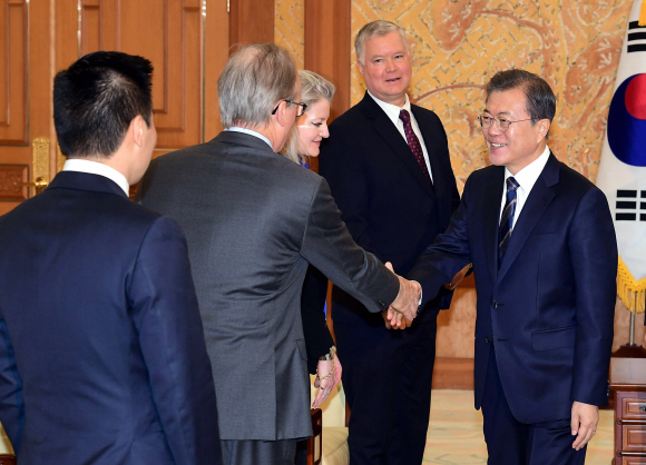 문재인 대통령이 16일 오전 청와대에서 방한 중인 스티븐 비건 미 국무부 대북정책 특별대표단을 접견하고 있다. 2019. 12.16 도준석 기자pado@seoul.co.kr