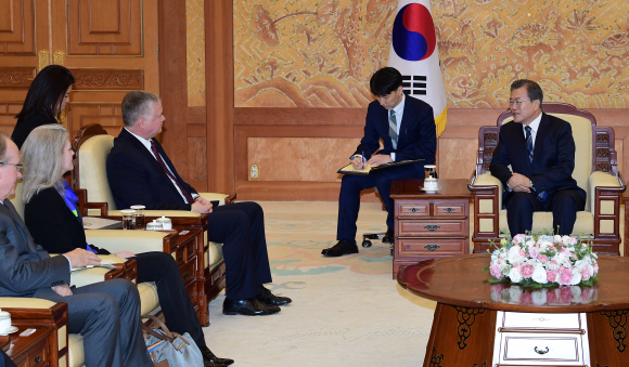 문재인 대통령이 16일 오전 청와대에서 방한 중인 스티븐 비건 미 국무부 대북정책 특별대표를 접견하고 있다. 2019. 12.16 도준석 기자pado@seoul.co.kr
