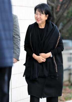 지지자들 연호에 환하게 웃는 손혜원 의원