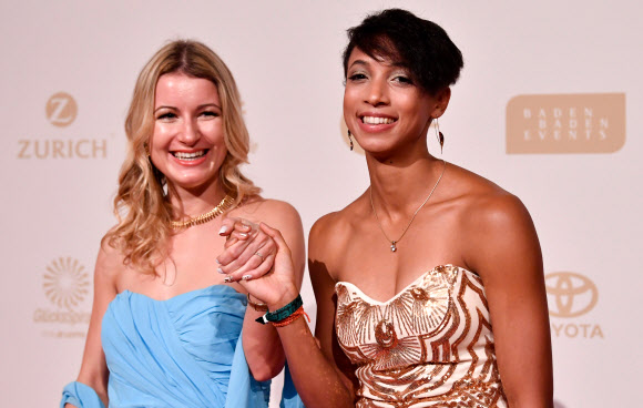 독일 멀리뛰기 선수 말라이카 미함보(오른쪽)가 15일(현지시간) 독일 남서부 바덴 바덴에서 열린 ‘2019 독일 선수상 시상식(Germany’s Athlete of the Year 2019)’에 참석해 포즈를 취하고 있다. AFP 연합뉴스