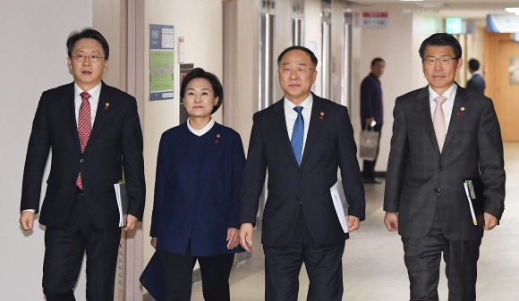 16일 서울 종로구 정부서울청사에서 열린 ‘주택시장 안정화 방안’ 합동 브리핑을 하기 위해 관계부처 장관들이 이동하고 있다. 왼쪽부터 김현준 국세청장, 김현미 국토교통부 장관, 홍남기 경제부총리 겸 기획재정부 장관, 은성수 금융위원장. 오장환 기자 5zzang@seoul.co.kr