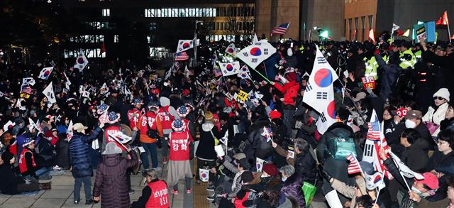 밤에도 계속되는 ‘공수처법 ·선거법 반대’