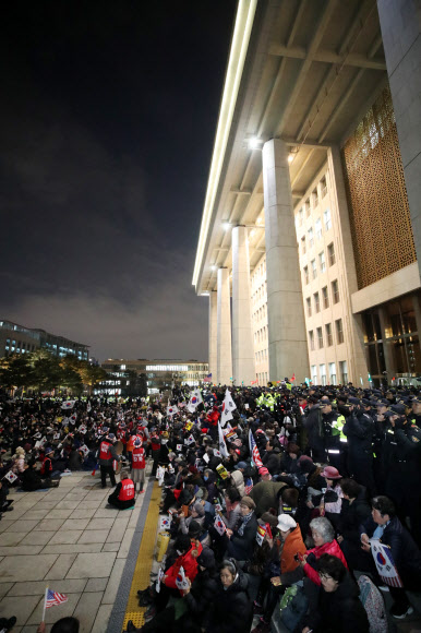 저녁까지 이어지는 보수단체 국회 집회