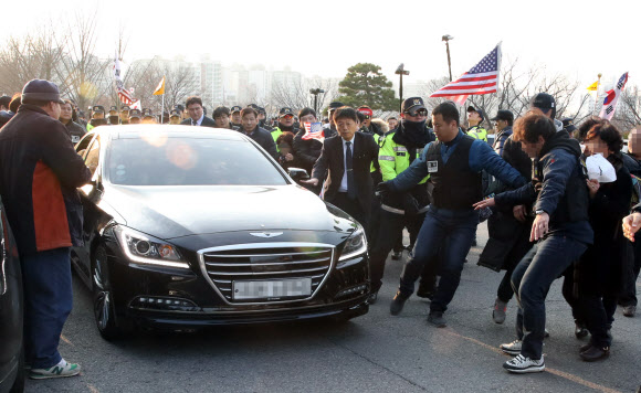 민주당 설훈 의원 차량에 항의하는  보수단체 회원