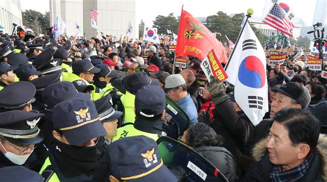 ‘몸으로 밀고...방패로 막고’