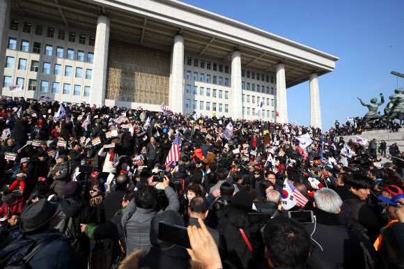 국회에서 ‘선거법?공수처법 반대’ 외치는 보수단체