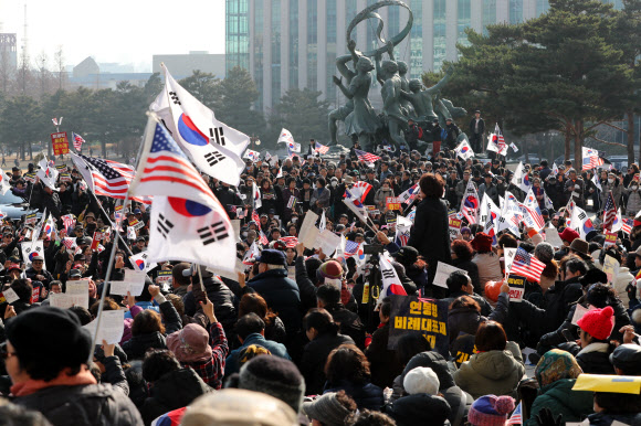 국회 본청 앞에서 선거법?공수처법 반대 집회 계속