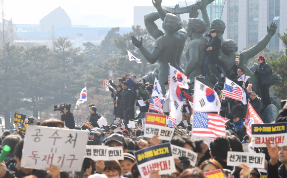16일 오전 서울 여의도 국회 본청 계단 앞에서 열린 ‘공수처법 선거법 날치기 저지 규탄대회’에 한국당 당원 및 보수단체 회원들이 국회 본관앞에서 시위를 하고 있다. 2019. 12.16 김명국 선임기자 daunso@seoul.co.kr