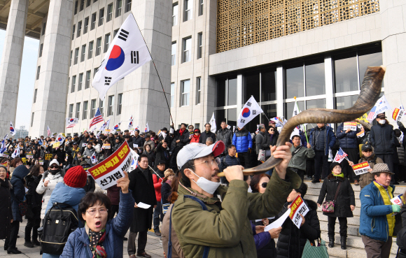 16일 오전 서울 여의도 국회 본청 계단 앞에서 열린 ‘공수처법 선거법 날치기 저지 규탄대회’에 한국당 당원 및 보수단체 회원들이 국회 본관앞에서 시위를 하고 있다. 2019. 12.16 김명국 선임기자 daunso@seoul.co.kr