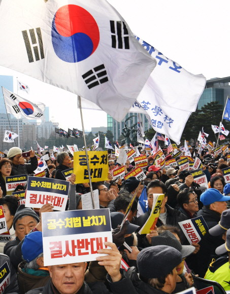 16일 오전 서울 여의도 국회 본청 계단 앞에서 열린 ‘공수처법 선거법 날치기 저지 규탄대회’에 한국당 당원 및 보수단체 회원들이 국회 본관앞에서 시위를 하고 있다. 2019. 12.16 김명국 선임기자 daunso@seoul.co.kr