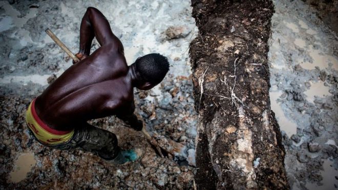 콩고민주공화국에서는 먹고 살기 위해 원석을 채취하는 일이 아주 예삿일이다. AFP 자료사진