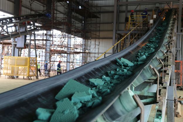 지난해 2월 16일 콩고민주공화국의 루붐바시의 한 공장 컨베이어벨트 위에서 코발트 원석이 중국으로 수출되기 전 옮겨지고 있다. AFP 자료사진 