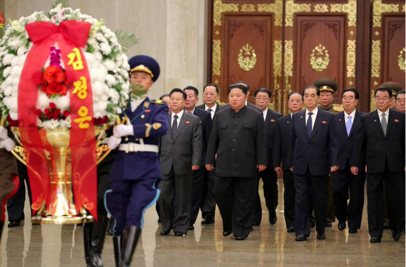 김정은, 김정일 8주기 금수산태양궁전 참배