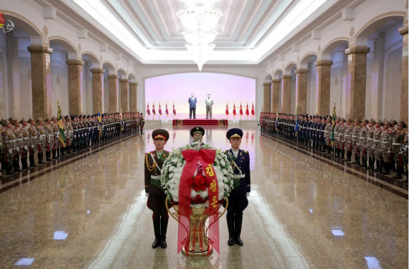 금수산태양궁전의 김일성·김정일 입상