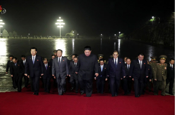 김정은, 김정일 8주기 금수산태양궁전 참배