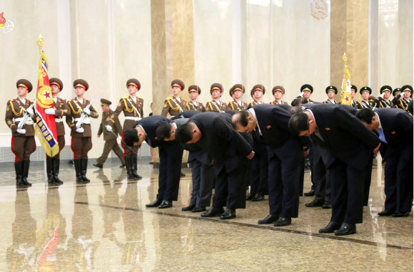 금수산태양궁전서 허리 숙여 참배하는 김정은