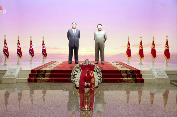 금수산태양궁전의 김일성·김정일 입상