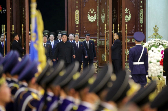 김정은, 김정일 8주기 금수산태양궁전 참배