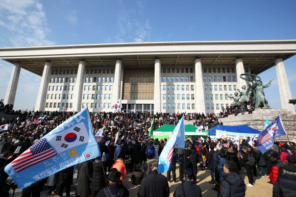 국회에서 ‘선거법·공수처법 반대’ 외치는 보수단체