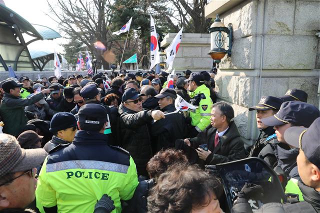 국회 진입시도하는 보수단체