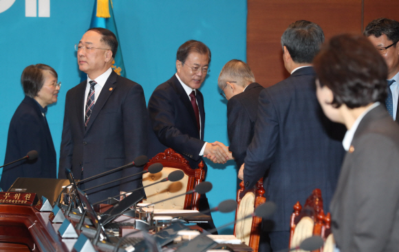 문재인 대통령이 17일 오전 청와대에서 열린 국무회의에 참석하고 있다. 2019. 12.17 도준석 기자pado@seoul.co.kr