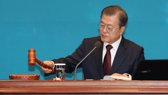 문재인 대통령이 17일 오전 청와대에서 열린 국무회의를 주재하고 있다. 2019. 12.17 도준석 기자pado@seoul.co.kr