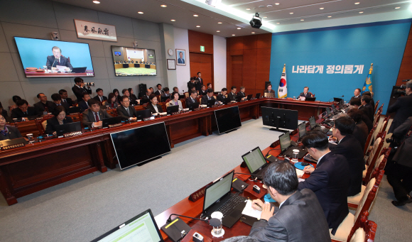 문재인 대통령이 17일 오전 청와대에서 열린 국무회의를 주재하고 있다. 2019. 12.17 도준석 기자pado@seoul.co.kr