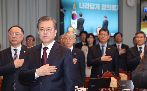 문재인 대통령이 17일 청와대에서 열린 국무회의(영상)에 국민의례를 하고 있다. 2019. 12.17 도준석 기자pado@seoul.co.kr